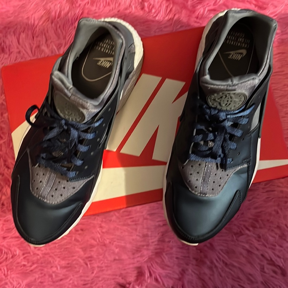 Navy blue huarache woman size 10